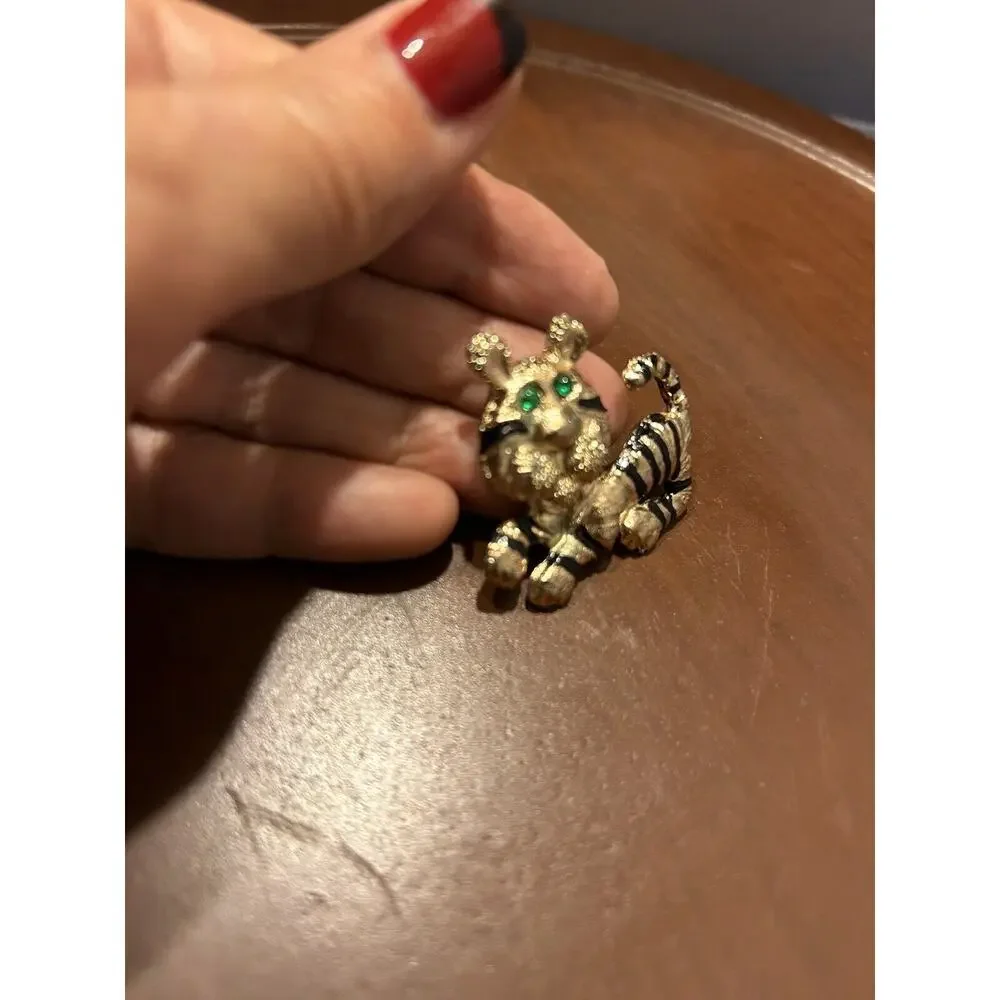 Vintage Gold Tone Cat With Black Stripes Green Rhinestone‎ Eyes Brooch Pin